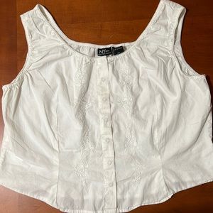 This white cotton top is just right for summer.